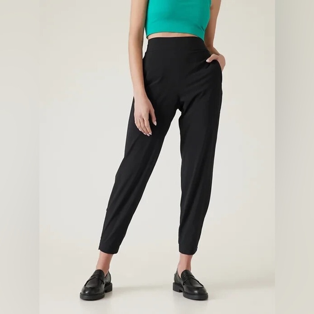 Athleta Brooklyn Jogger Pant in Black Women’s 4 Lightweight Commute Casual Comfy